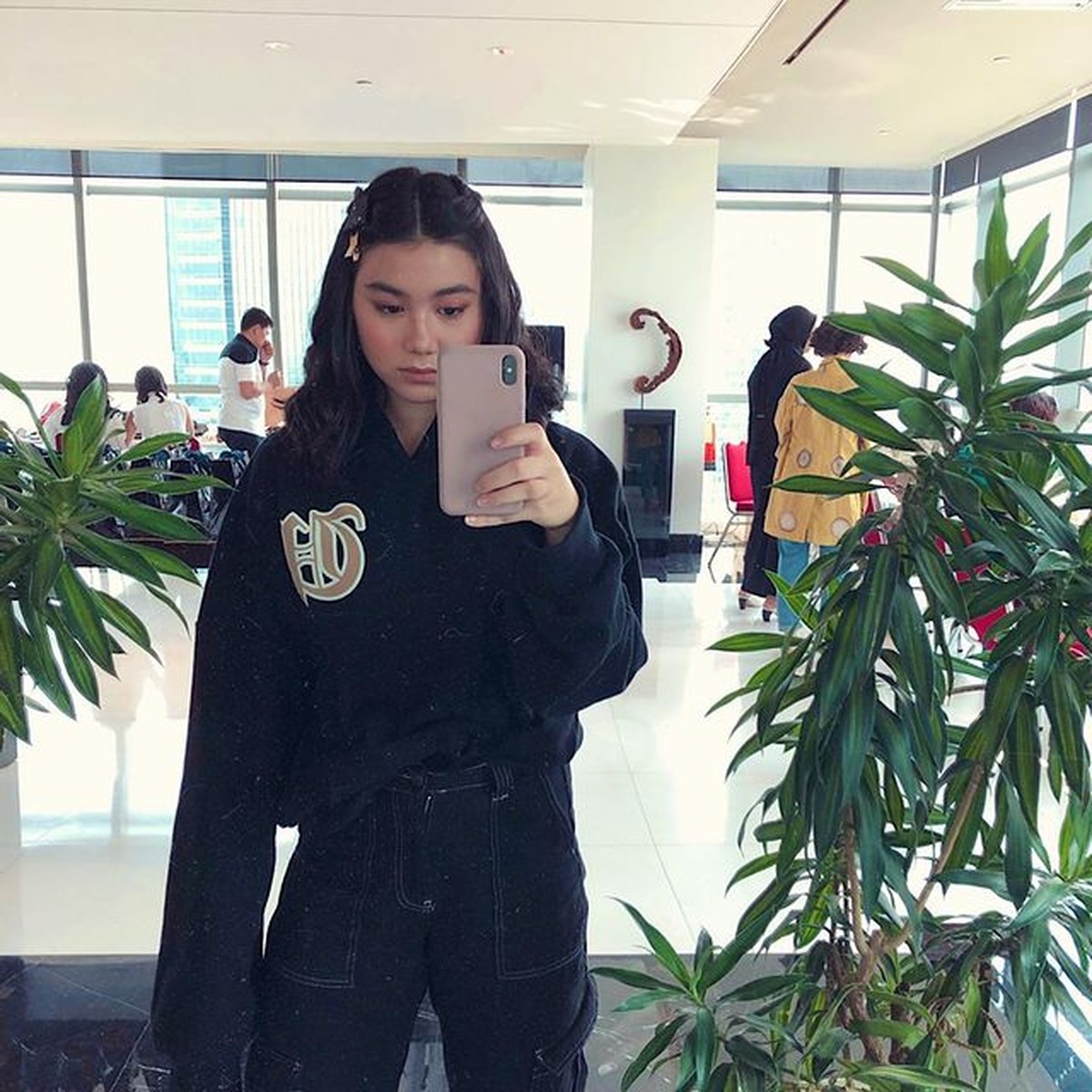 Noor Shalima Zamaiya Hakim adalah putri sulung Wanda Hamidah dengan Chico Hakim yang jarang tersorot&period; Yuk intip pesonanya&excl;