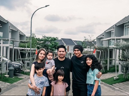 Terpopuler: 7 Momen Anak Sheila Marcia Peluk Anji - Ide Dekorasi Kamar Sempit di Rumah