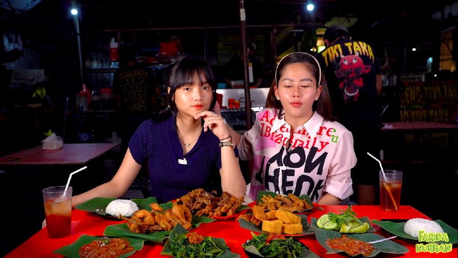 Keseruan Fuji Mukbang Bareng Farida Nurhan di Warung Kaki Lima