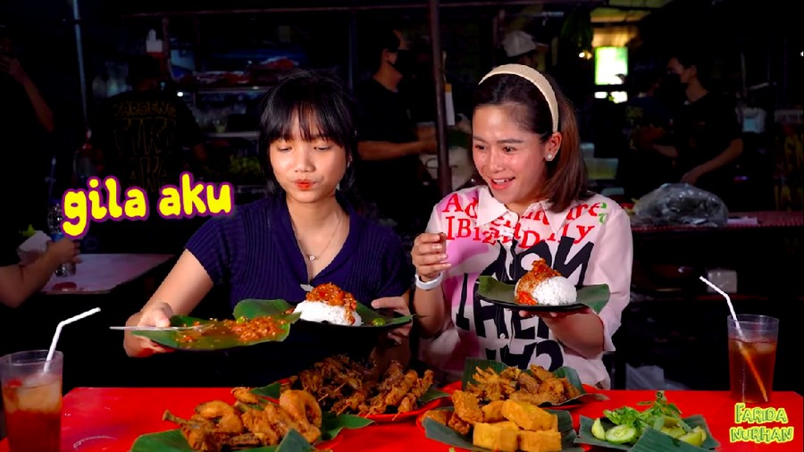 Keseruan Fuji Mukbang Bareng Farida Nurhan di Warung Kaki Lima Keseruan Fuji Mukbang Bareng Farida Nurhan di Warung Kaki Lima