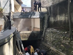 Kafe di Atas Saluran Air Kemang Mulai Dibongkar, Begini Kondisinya Sekarang