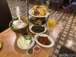 Lesehan Kampung Kecil : Mantap Gurih Gurame Terbang Kremes Dicocol Teri Pete Balado