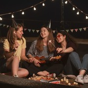 5 Ide Rayakan Tahun Baru Seru Bareng Keluarga dan Bestie yang Nggak Bikin Kantong 'Jebol'!