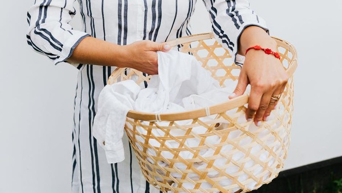 Musim Hujan Tiba, 4 Tips Mencuci Pakaian Supaya Tidak Bau Apek ala Anak Kos Ini Perlu Dicoba lho!