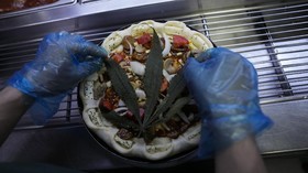 FOTO: Nikmat Pizza Topping Ganja di Negeri Gajah Putih