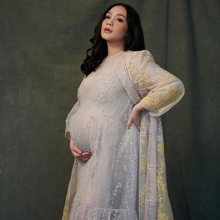 <p>Nagita Slavina tampil memukau di maternity shoot kehamilan keduanya. Istri Raffi Ahmad ini terlihat cantik dengan riasan yang sederhana. Foto Nagita ini diambil di dalam studio, Bunda. (Foto: Instagram @raffinagita1717)</p>
