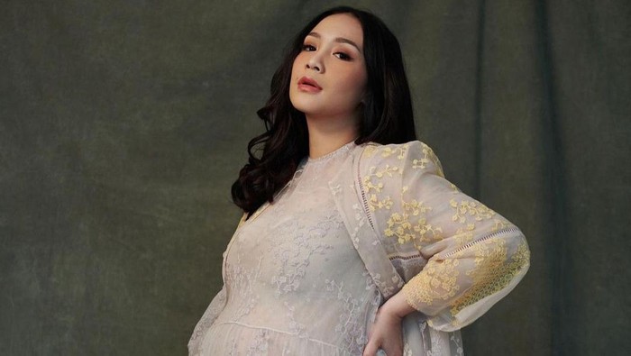 5 Dress Cantik Nagita Slavina Ketika Hamil Baby R, Bisa Jadi Inspirasi Gaya untuk Maternity Photoshoot