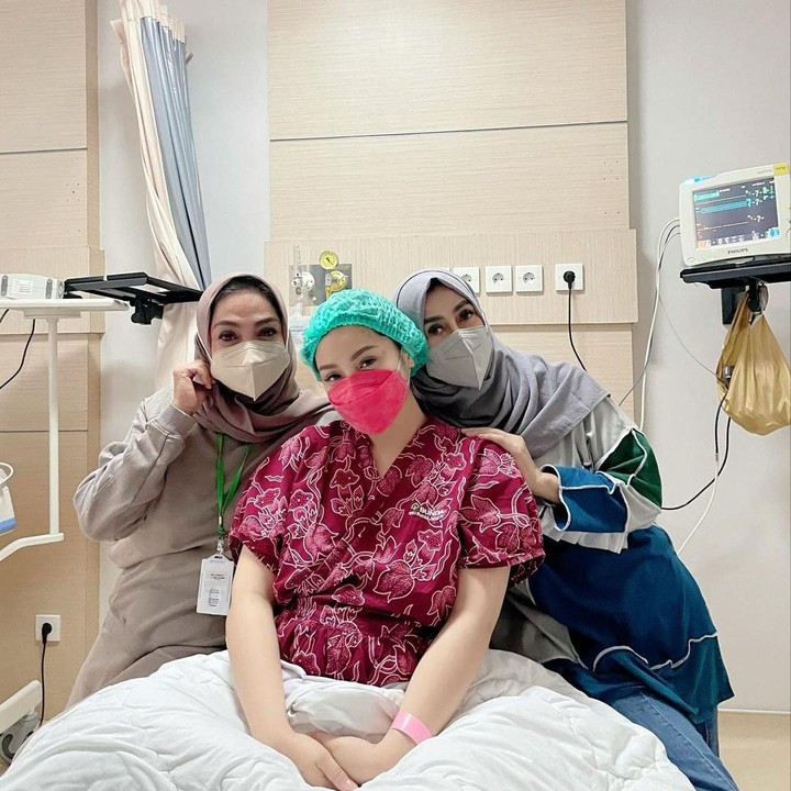 <p>Nagita Slavina sudah berada di rumah sakit hari ini, jelang melahirkan. Ia terlihat didampingi sang ibunda, Rieta Amilia, dan sang mertua, Amy Qanita. (Foto: Instagram @rieta_amilia @raffinagita1717)</p>