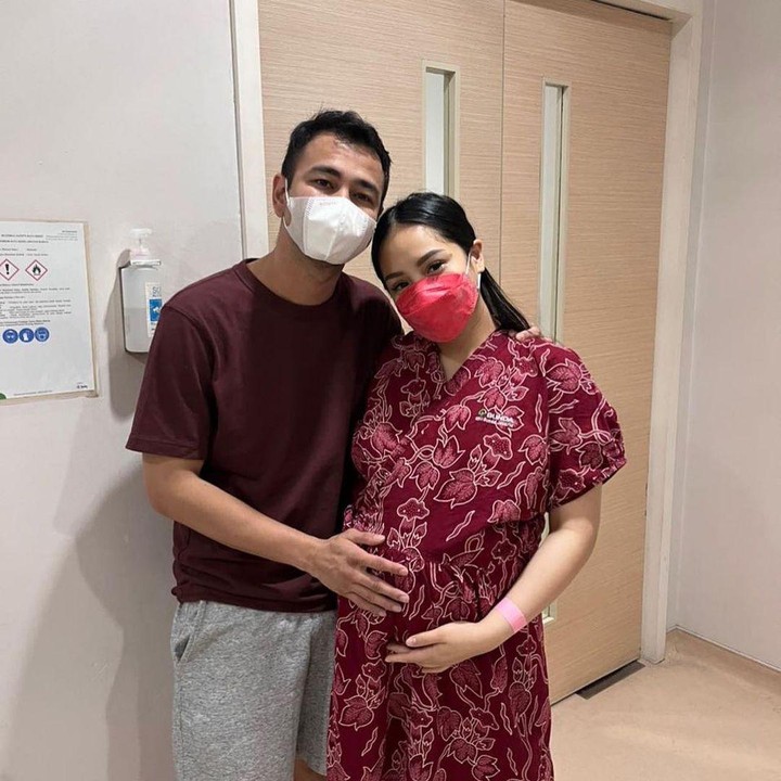 <p>Selain itu Raffi juga tampak mengunggah foto bersama sang istri di rumah sakit. (Foto: Instagram @rieta_amilia @raffinagita1717)</p>