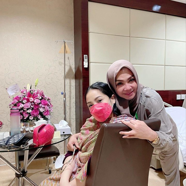<p>Ibunda Nagita Slavina terlihat memberikan dukungan untuk sang putri tercinta jelang persalinan. "Bismillah .. Semoga di lancarkan Aamiin ..," tulis Rieta. (Foto: Instagram @rieta_amilia @raffinagita1717)  </p>