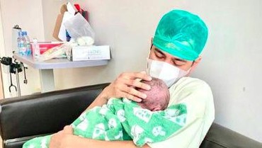 img-title Segera Tinggalkan RS, Raffi Ahmad Pulang untuk Kubur Ari-ari