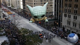 FOTO: Baby Yoda 'Mengambang' di New York