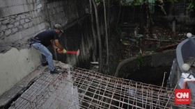 FOTO: Pembongkaran Kafe di Atas Saluran Air Kemang Jaksel