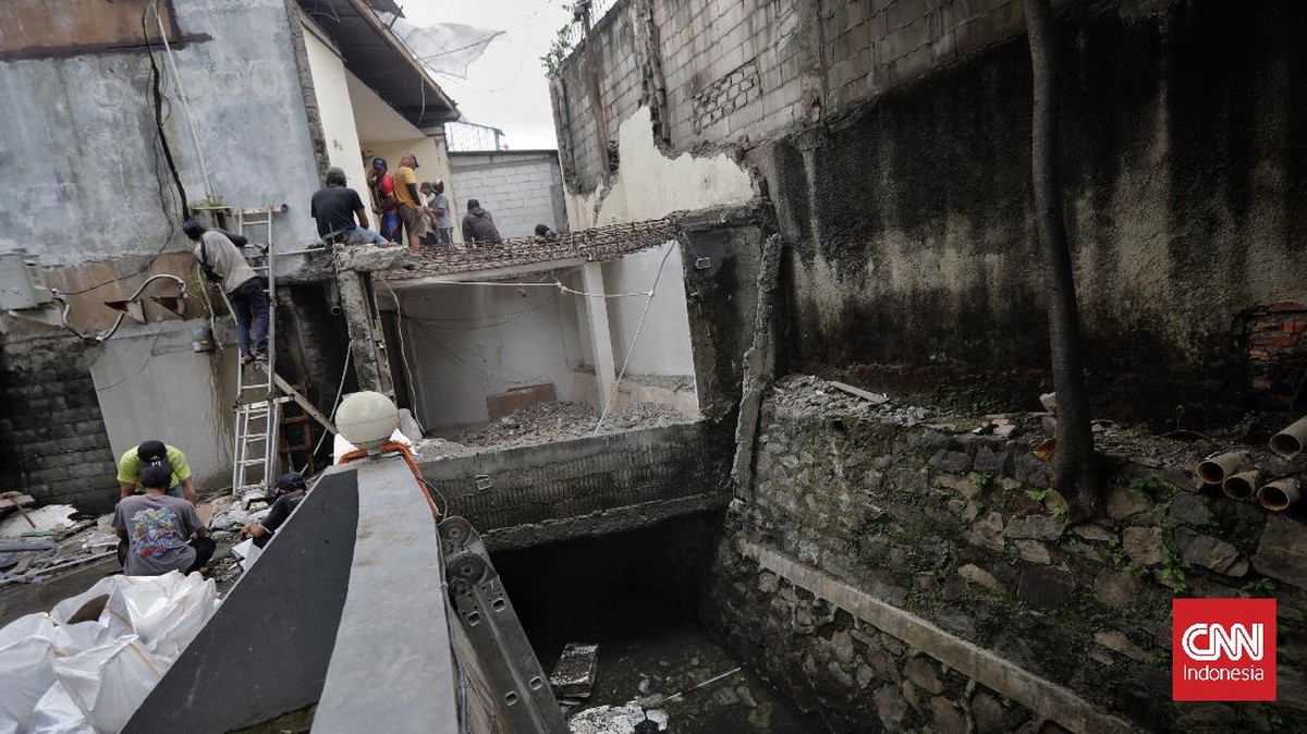 FOTO: Pembongkaran Kafe di Atas Saluran Air Kemang Jaksel