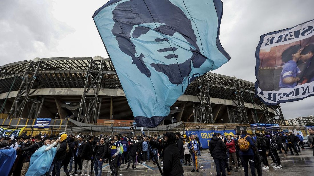 FOTO: Napoli Resmikan Patung Maradona di Naples