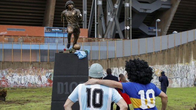 FOTO: Napoli Resmikan Patung Maradona di Naples
