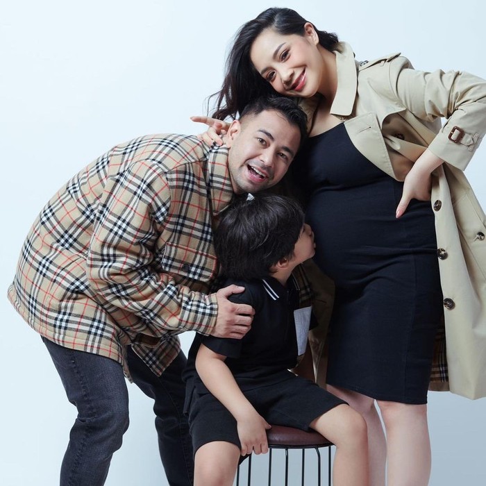 Namun akhirnya, mendekati waktu-waktu melahirkan, secara lengkap Raffi Ahmad, Nagita Slavina, dan Rafathar Malik Ahmad melakukan maternity shoot. Ada beragam konsep yang diusung dalam pemotretan tersebut. (Foto: Instagram.com/raffinagita1717)