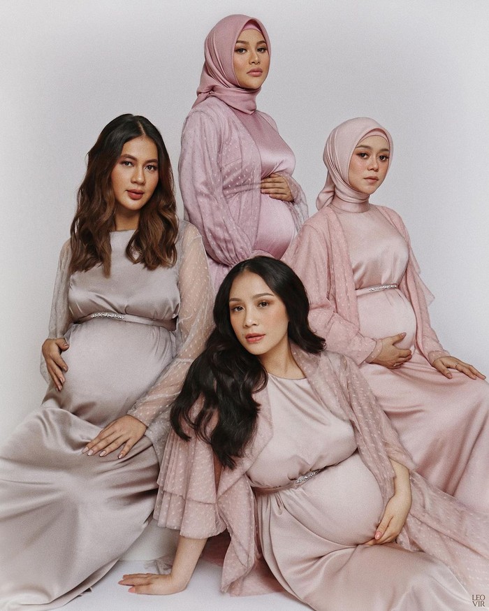 Memasuki usia besar kehamilan, Gigi mengajak sederet artis lainnya yang tengah hamil untuk melakukan maternity shoot bareng. Bukan tanpa alasan, ternyata hal ini dilakukan karena Raffi Ahmad yang tengah sibuk dan sebagai ajang seru-seruan saja. (Foto: Instagram.com/raffinagita1717)