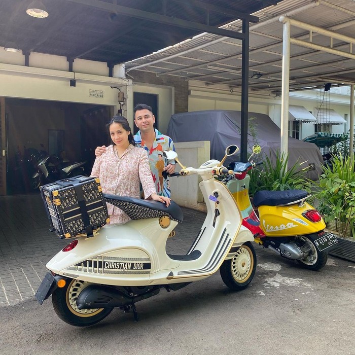 Paling mengejutkan! Nagita Slavina ngidam Vespa 946 Christian Dior. Namanya saja sultan ya Beauties, tanpa pikir panjang Raffi Ahmad akhirnya membelikan motor seharga Rp1.35 miliar ini. (Foto: Instagram.com/raffinagita1717)