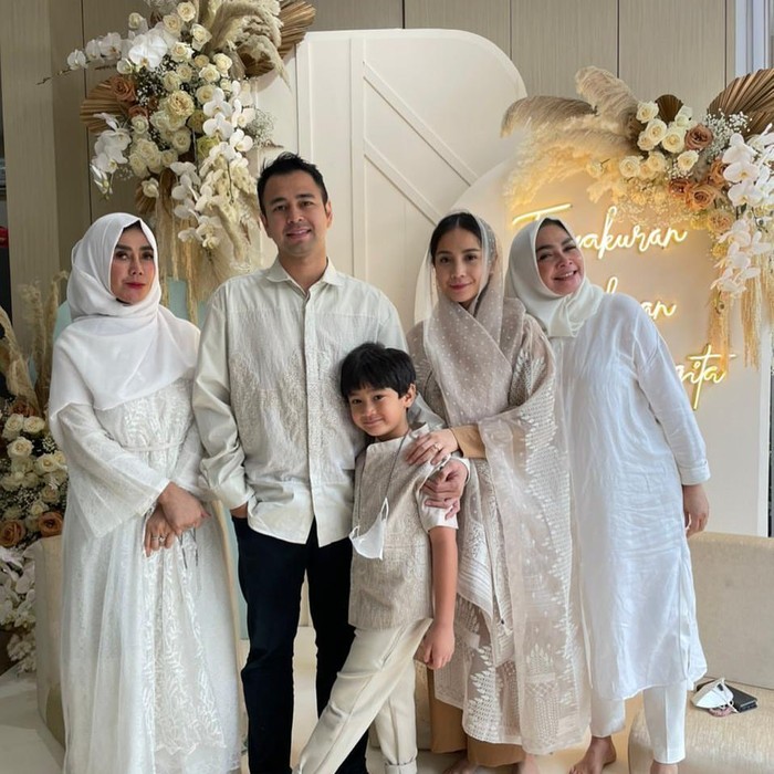 20 Juni 2021, akhirnya pasangan yang satu ini mengadakan acara 4 bulanan di rumahnya dengan sangat sederhana. Raffi dan Gigi hanya menghadirkan keluarga besarnya saja untuk turut mengucap syukur atas kehamilan keduanya tersebut. (Foto: Instagram.com/raffinagita1717)