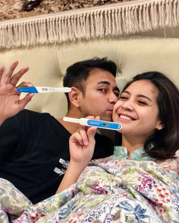 16 April 2021 lalu, pasangan selebritas ternama, Raffi Ahmad dan Nagita Slavina memberikan kabar membahagiakan melalui akun Instagramnya. Keduanya memarkan testpack yang menyatakan jika perempuan yang akrab disapa Gigi ini tengah kembali berbadan dua. (Foto: Instagram.com/raffinagita1717)