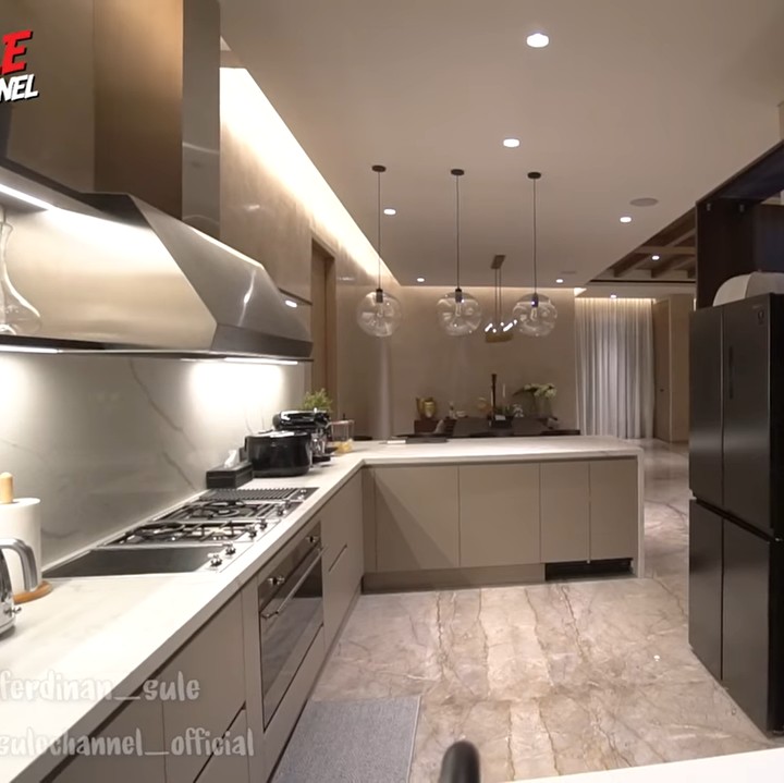 <p>Di rumah tersebut, terdapat dapur cantik bernuansa warm. Peralatan makan yang minimalis membuat rumahnya terlihat semakin rapih. (Foto: YouTube SULE Channel)</p>