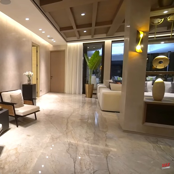 <p>Komedian Sule belum lama ini mengunjungi kediaman Al, El, dan Dul. Ketiga putra Maia Estianty itu menetap di rumah tersebut usai sang Bunda menikah di Irwan Mussry dan tinggal bersama di apartemen. (Foto: YouTube SULE Channel)</p>
