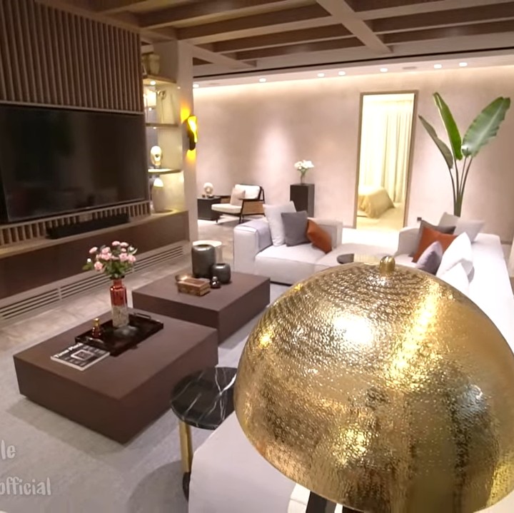 <p>Rumah Al, El, dan Dul hanya memiliki satu ruang tamu sebagai tempat mereka bersantai. Di sini, anak-anak Maia Estianty biasa menonton film dan bermain game di TV selebar 75 inci.(Foto: YouTube SULE Channel)</p>