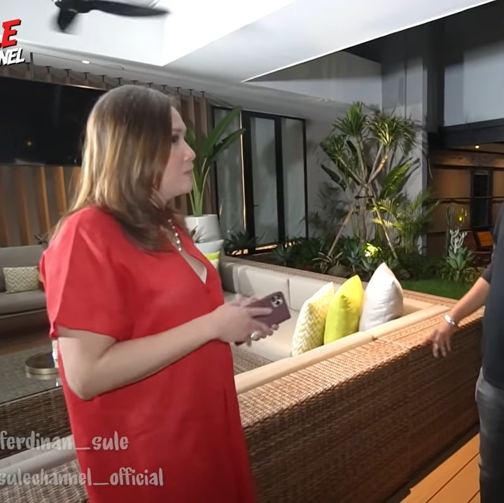 <p>Maia Estianty membuat peraturan ketat kepada putranya soal merokok. Mereka hanya diperbolehkan merokok di area outdoor agar tidak mengotori bagian dalam rumah. (Foto: YouTube SULE Channel)</p>