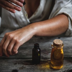 Sama-sama Natural, Ini Alasan Minyak Alami Tumbuhan Lebih Baik dari Hewan untuk Perawatan Kulit