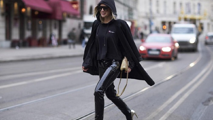 Selain Sneakers, Kamu bisa Memakai Legging dengan Berbagai Jenis Sepatu Lho! Selain Sneakers, Kamu bisa Memakai Legging dengan Berbagai Jenis Sepatu Lho!