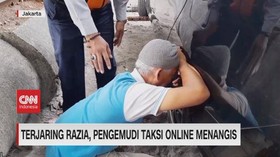 VIDEO: Terjaring Razia, Pengemudi Taksi Online Menangis Histeris