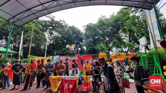Puluhan massa yang tergabung dalam aliansi Gerak pendamping masyarakat adat Tano Batak dibawa ke Mapolrestro Jakpus saat aksi di KLHK.