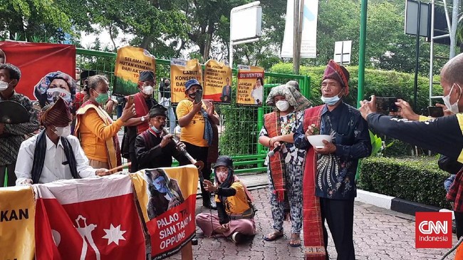 Masyarakat adat Tano Batak, Sumut, melakukan ritual adat di depan KLHK terkait aktivitas PT. Toba Pulp Lestari (TPL) yang merusak lingkungan di wilayah mereka.