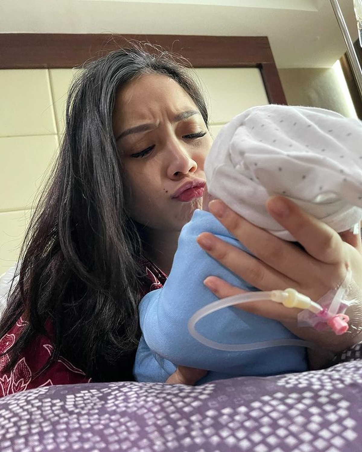 Nagita Slavina sedang berbahagia atas kelahiran anak keduanya baby R&comma; yuk intip momen manis Nagita dan baby R&excl;