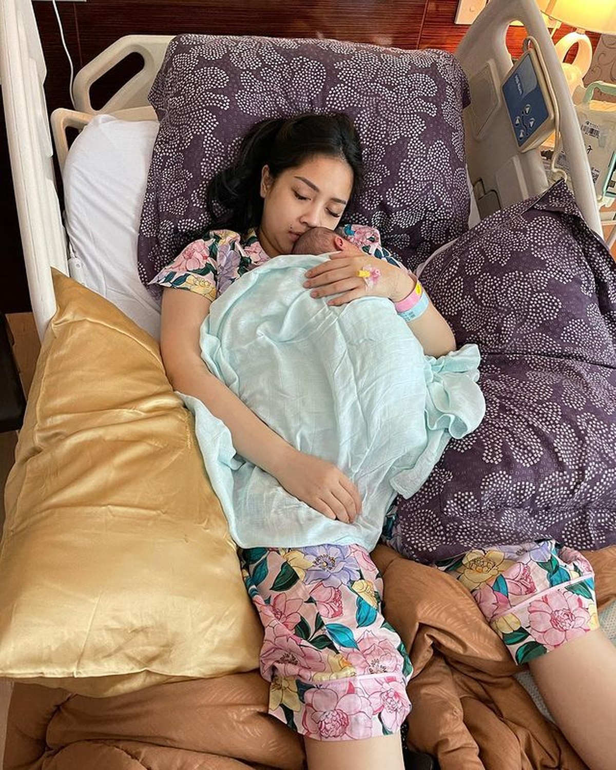 Nagita Slavina sedang berbahagia atas kelahiran anak keduanya baby R&comma; yuk intip momen manis Nagita dan baby R&excl;
