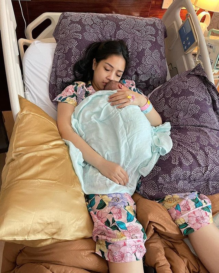 6 Momen Manis Nagita Slavina Tidur Peluk Baby R Anak Kedua yang Baru Lahir Nagita Slavina sedang berbahagia atas kelahiran anak keduanya baby R, yuk intip momen manis Nagita dan baby R!