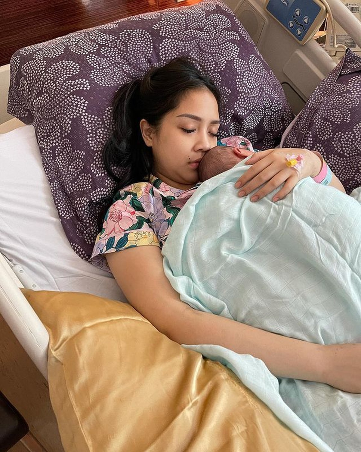 Nagita Slavina sedang berbahagia atas kelahiran anak keduanya baby R&comma; yuk intip momen manis Nagita dan baby R&excl;
