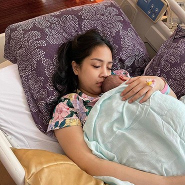 6 Momen Manis Nagita Slavina Tidur Peluk Baby R Anak Kedua yang Baru Lahir
