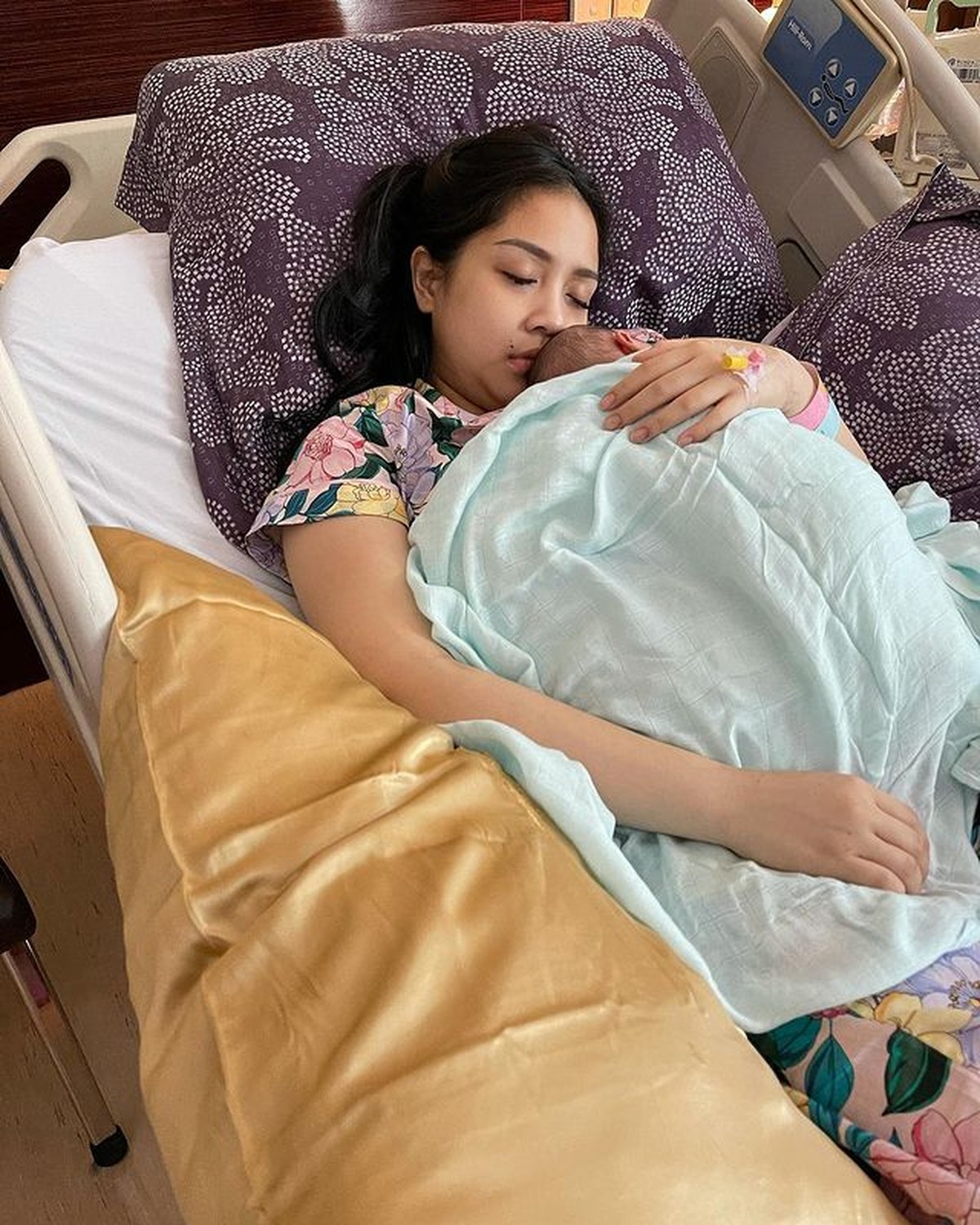 Nagita Slavina sedang berbahagia atas kelahiran anak keduanya baby R&comma; yuk intip momen manis Nagita dan baby R&excl;