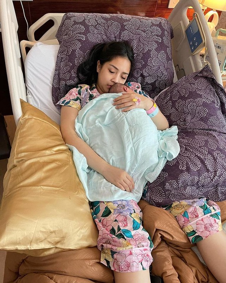 Nagita Slavina sedang berbahagia atas kelahiran anak keduanya baby R, yuk intip momen manis Nagita dan baby R!