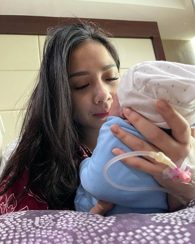 Nagita Slavina sedang berbahagia atas kelahiran anak keduanya baby R, yuk intip momen manis Nagita dan baby R!