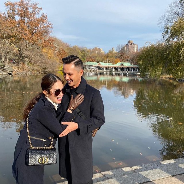 7 Potret Mesra Ussy Sulistiawaty & Andhika Pratama LiburanBerdua di Amerika Ussy Sulistiawaty dan Andhika Pratama liburan berdua ke Amerika pertama kali tanpa anak-anak. Yuk intip potret mereka!
