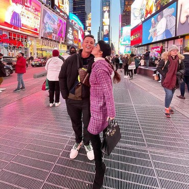 7 Potret Mesra Ussy & Andhika Pratama Liburan Berdua Tanpa Anak di Amerika