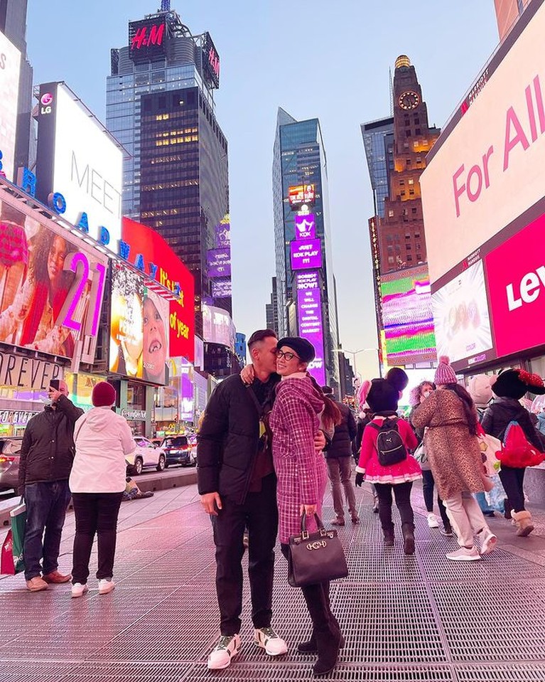 Ussy Sulistiawaty dan Andhika Pratama liburan berdua ke Amerika pertama kali tanpa anak-anak. Yuk intip potret mereka!