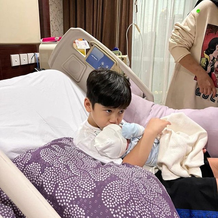 9 Potret Rafathar yang Kini Jadi Kakak Rafathar resmi menjadi kakak setelah Nagita Slavina telah melahirkan anak keduanya pada Jumat (26/11). Yuk intip potret Rafathar!