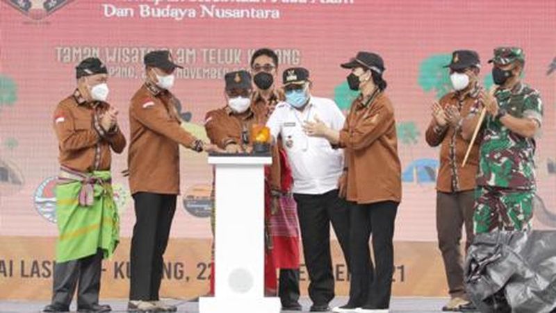 Pandemi Covid-19 yang terus melandai di Indonesia menjadi momentum untuk membangkitkan ekonomi.