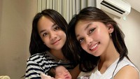 <p>Dua anak perempuan Nola, yakni Naura dan Ney juga tampak bahagia menyambut kelahiran adik bungsu mereka. (Foto: Instagram @riafinola @thebaldys @naura.ayu)</p>