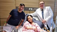 <p>Anak keempat Nola berjenis kelamin perempuan dan dilahirkan lewat persalinan operasi caesar. (Foto: Instagram @riafinola @thebaldys @naura.ayu)</p>