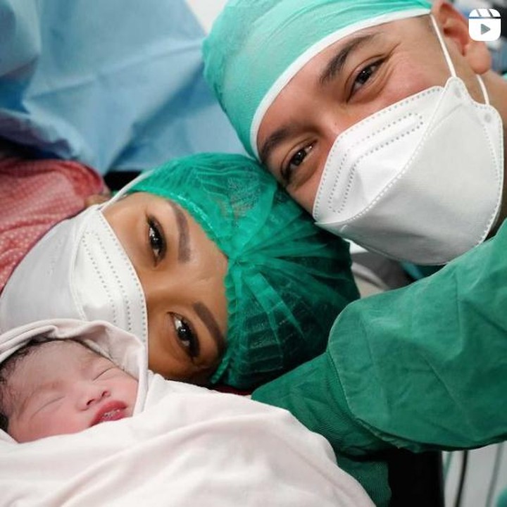 <p>Jelang proses persalinan anak keempatnya, Nola ternyata mengalami tensi cukup tinggi dan HB yang rendah. (Foto: Instagram @riafinola @thebaldys @naura.ayu)</p>